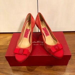 BRAND NEW FERRAGAMO KITTEN HEELS!